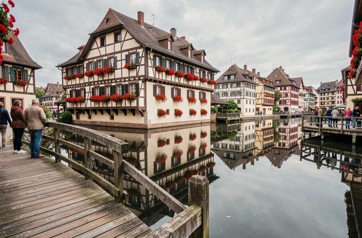 L'Hôtel & Spa Le Maréchal à Colmar et son reflet dans le canal de La Petite Venise avec ses balcons fleuris